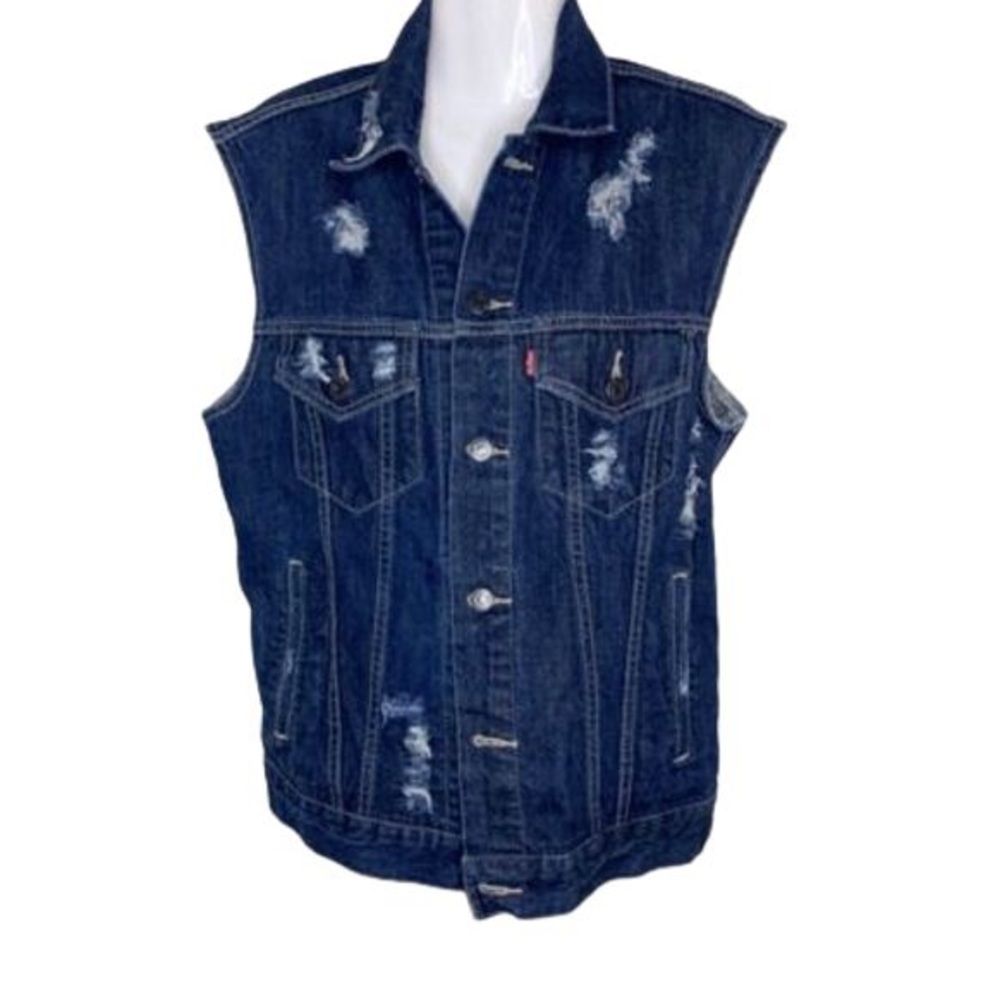 💪🏽 Levi’s men’s ripped vest.